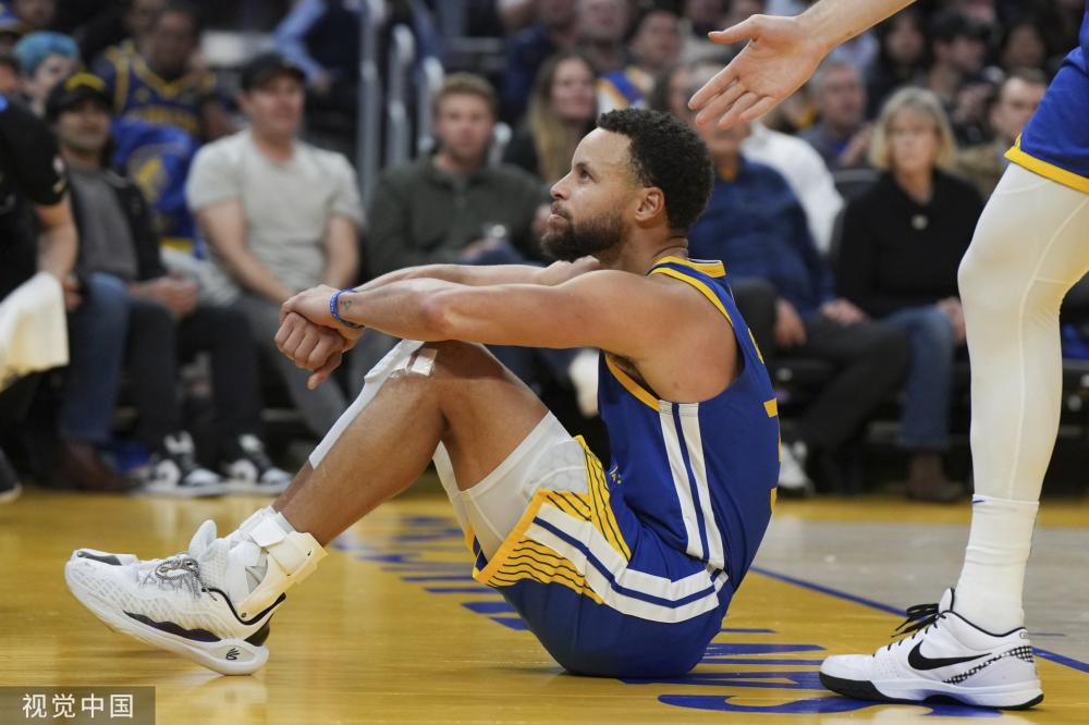 国足500万挣得少！徐亮：扣完税也就300万 已是日韩球员三分之一 还怎么降