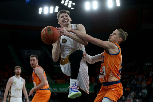 田径美人吴艳妮校园素颜流出：单身吃饭萌+身材好，恋爱感觉又来到.