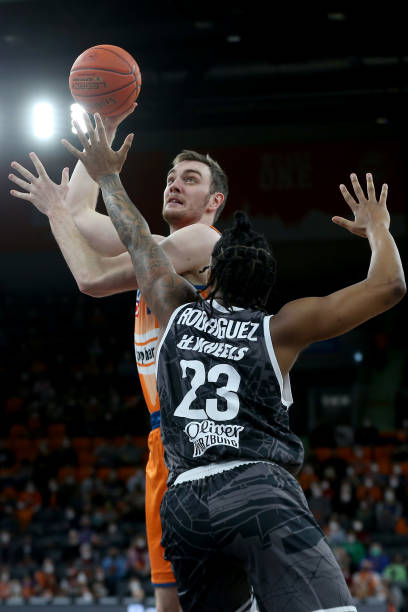 杨毅吐槽NBA裁判控场：活塞落后受益明显 明天狼队打湖人要倒霉